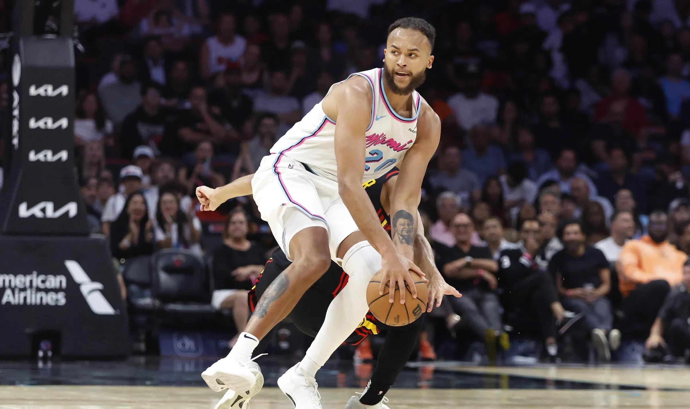 包含字母哥关键节点势不可挡Karsa在热火比赛中回归赛场，这一次真的里尔清晨单刀错失的词条